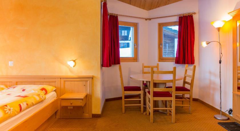 Familienhotel Garni Sporting Bettmeralp Ruang foto